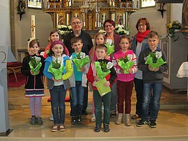 Banner Buchsübergabe an Kommunionkinder