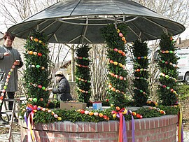 Banner Entfällt! Osterbrunnen aufbauen